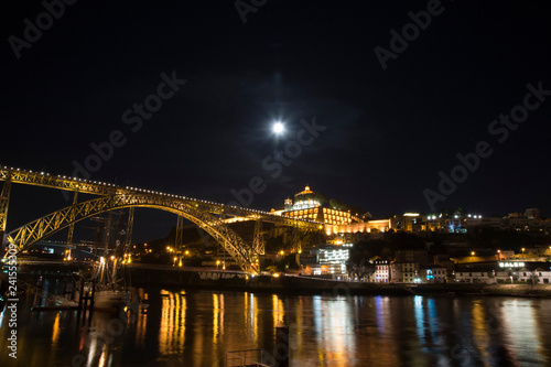夜のドンルイス1世橋（ポルトガル） © tarasan