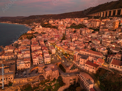 Vista aerea di Pizzo Calabro, molo, castello, Calabria, turismo Italia. Vista panoramica dal mare. Tramonto. Case sulla roccia. Sulla scogliera si staglia il castello aragonese