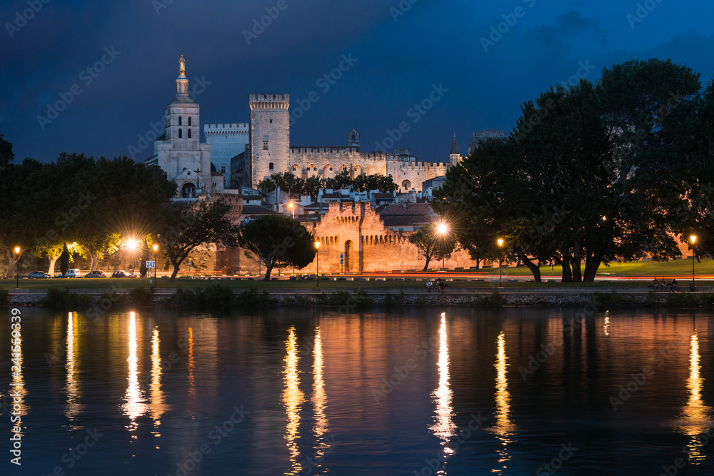 Naklejka premium Blick auf die Altstadt von Avignon bei Nacht