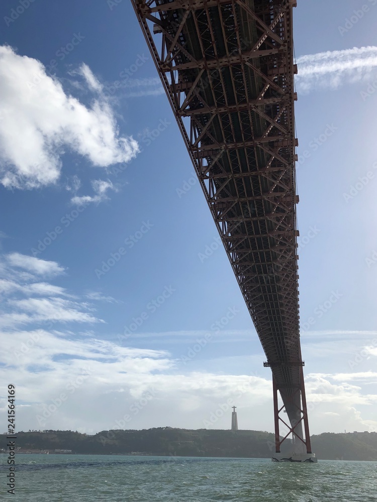 Unter der Brücke in Lissabon