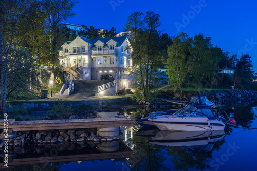 En stor och lyxig sjönära villa på Värmdö på kvällen