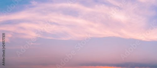Obraz Dramatyczne niebo i chmury; abstrakcyjne tło. Chmury tekstura. Piękne niebo, zachód słońca. Zachód streszczenie tło. Wieczorem pastelowe kolorowe niebo.