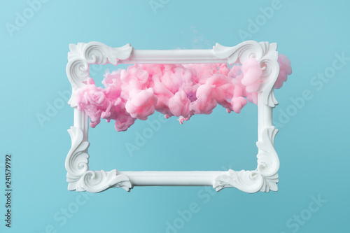Fototapeta Biała rama na pastelowym niebieskim tle z abstrakcyjnymi różowymi chmurami kształtuje. Minimalna kompozycja obramowania.