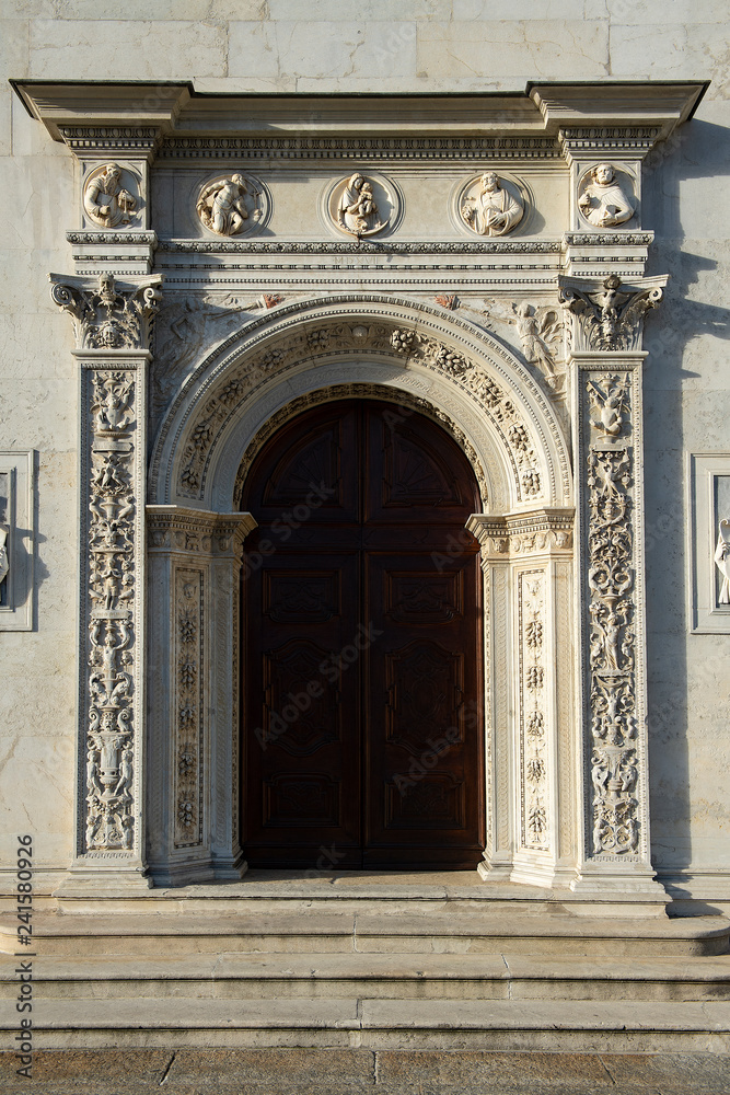Portal der Kirche 