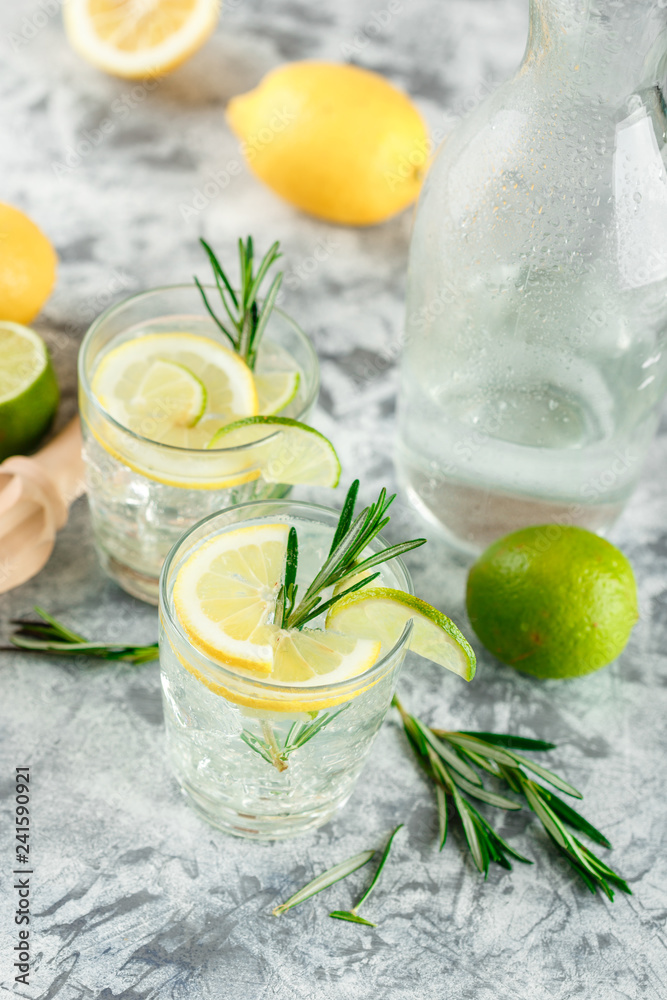 Cooling alcoholic or non-alcoholic cocktail with lemon