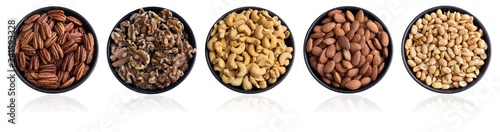 Pekanüsse, Walnüsse,Cashews, Mandeln und Erdnüsse in Schalen auf weißem Hintergrund freigestellt. Schalen mit verschiedenen Nüssen und Spiegelung.