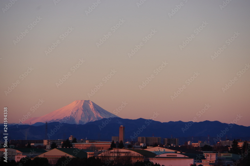 日の出を浴びる富士山