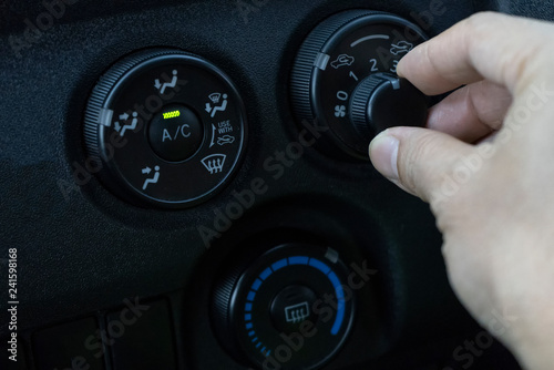 Adjust the air conditioner in the car