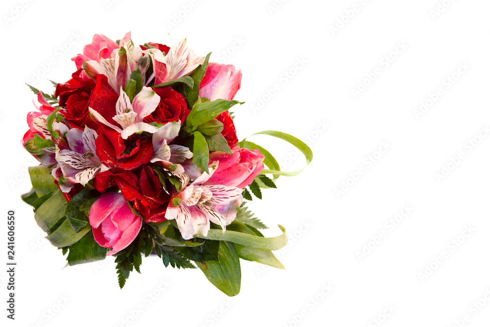 ramo de novia de rosas, tulipán y alstroemeria en fondo blanco