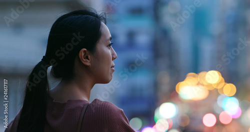 Obraz na plátne Woman look around in the city at night