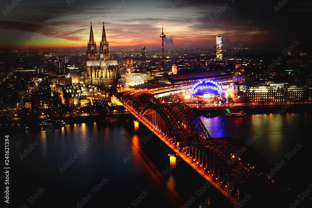 Kölner Dom am Abend aus dem Panorama Plattform