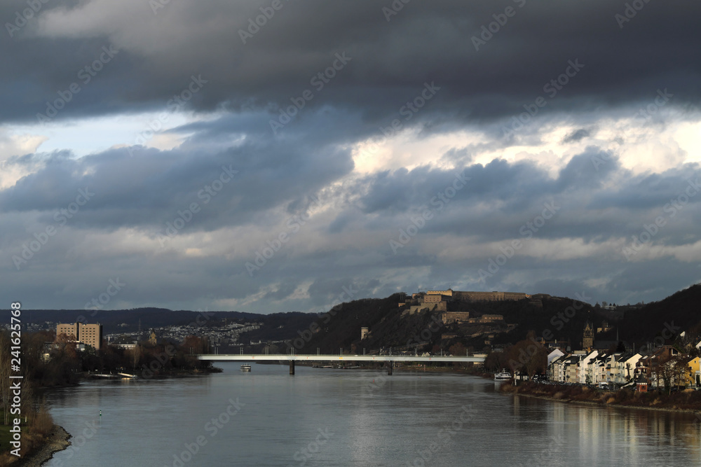 Obraz premium Pfaffendorfer Brücke über den Rhein in Koblenz - Stockfoto