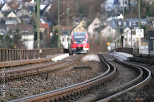 Zug des Nahverkehrs auf der Horchheimer Eisenbahnbrücke bei Koblenz- Stockfoto
