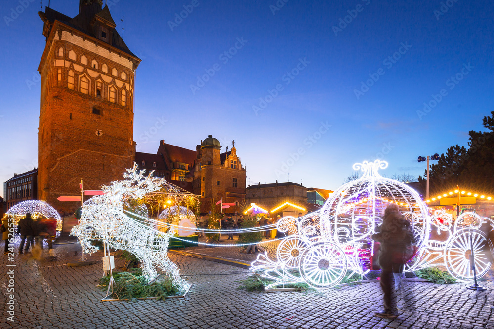 Fototapeta premium Architecture of the old town in Gdansk at dusk with christmas lights, Poland