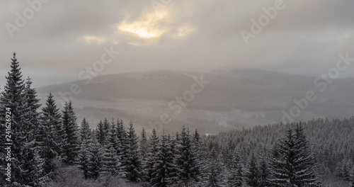 Winterpanorama. Winterstraße. Winterurlaub. Winterparadies. Österreich. Italy. Deutschland. Russland.