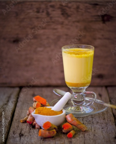 Turmeric with milk drinks good for beauty and health