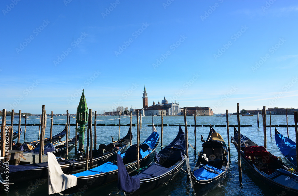 Le gondole ormeggiate in piazza San Marco ,sulla laguna di Venezia,con sullo sfondo la Basilica di San Giorgio