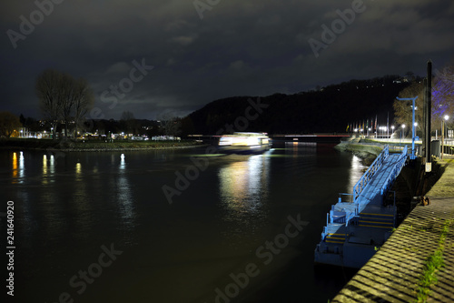 Moselufer in Koblenz am Deutschen Eck und Campingplatz am Abend - Stockfoto photo