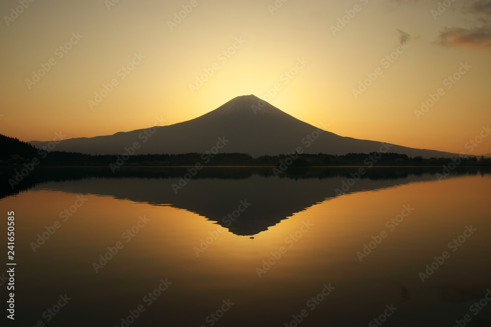 田貫湖から見た朝の神々しい富士山