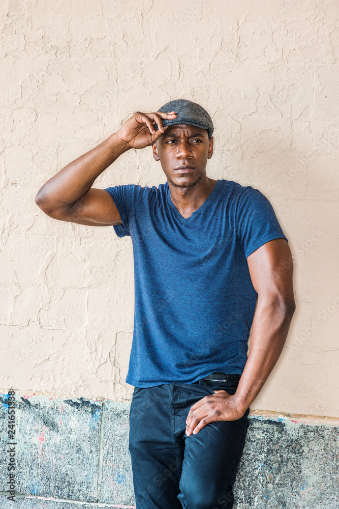 Morgenøvelser Individualitet Absorbere Portrait of Young African American Man in New York. A young black guy  wearing blue V