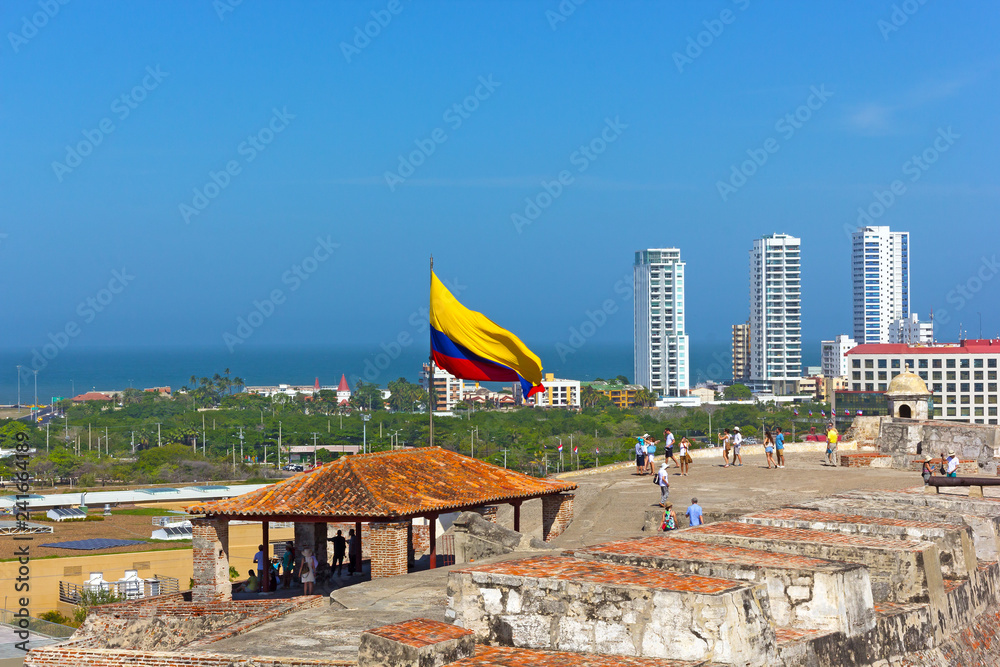 Φωτογραφία Tourists browse San Filipe de Barajas Castle top level grounds and enjoy Cartagena city views from atop