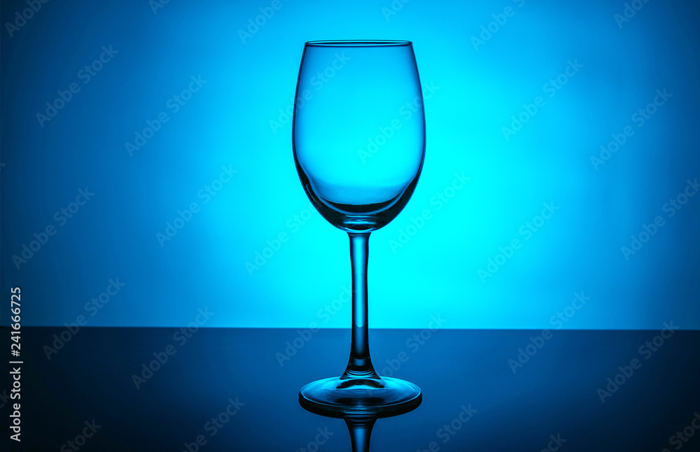 Obraz premium wineglass reflection blue