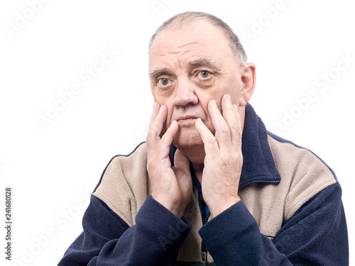 portrait vieil homme pessimiste isolé sur fond blanc photo