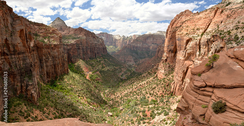 Foto Bridge Mountain,  the Sentinel, Zion canyon and swithcbacks on Zion - Mount Carm
