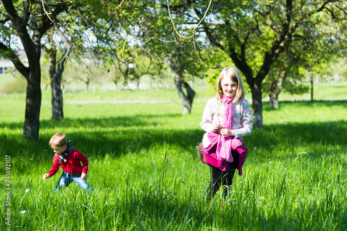 Deux enfants jouent dans un verger au printemps