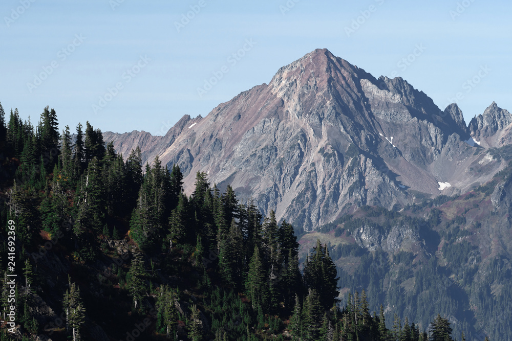 Obraz premium Mountainous terrain seen from Artist Point