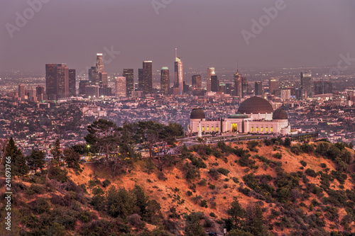 Fotografia Griffith Observatory and the Skyline of Los Angeles at Dusk