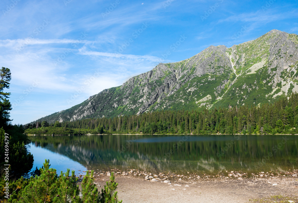 Naklejka premium Piękne jezioro Szczyrbskie Jezioro w Tatrach Wysokich