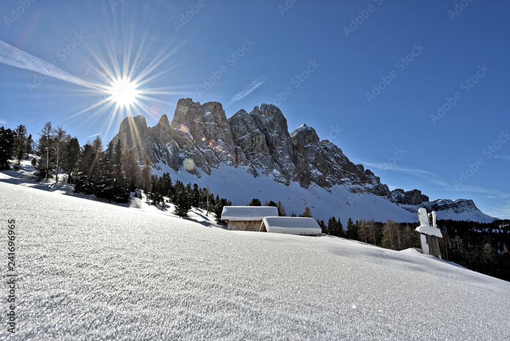 Winterlandschaft in den Dolomiten mit Sonnenstrahlen