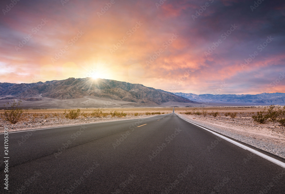 Fototapeta premium zachód słońca nad pustynią