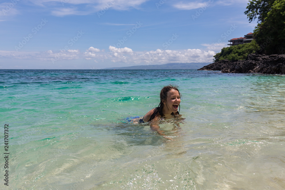 Obraz premium Happy girl swimming in the blue sea