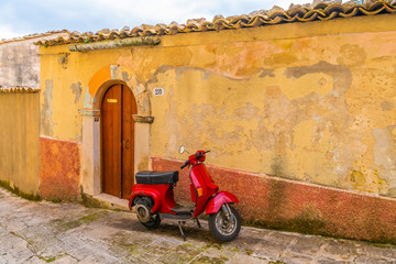 Bilder mit Rahmen Roller Roter Vintage Roller in Modica  © Andrii Shnaider