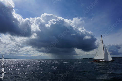 Segelboot bei wechselhaftem Wetter