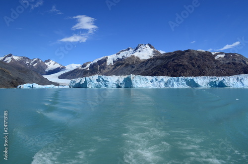  O´higgins Glacier, in the lake of the same name, one day outing