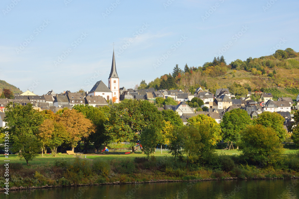 Enkirch an der Mosel gesehen von dem Dorf Kövenig gegenüber
Enkirch an der Mosel gesehen von dem Dorf Kövenig gegenüber