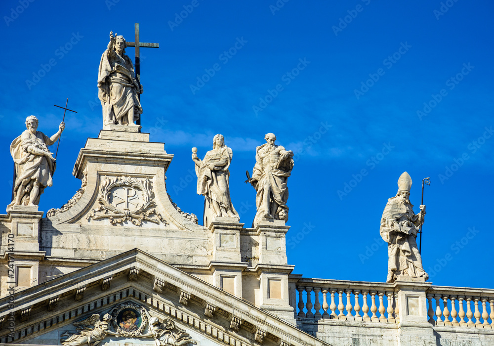Obraz premium Fragment of the balustrade of the Cathedral of St. John the Baptist on the Lateran Hill in Rome