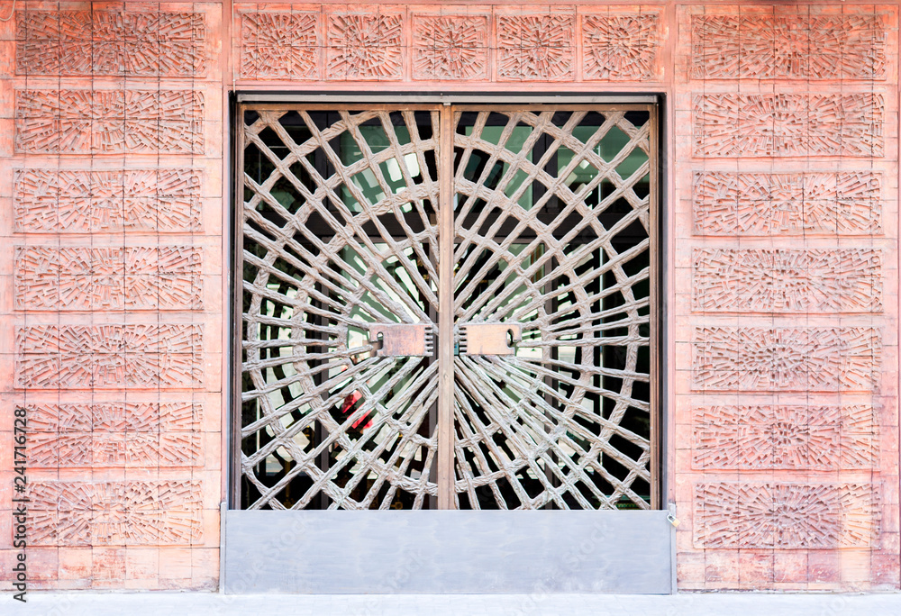 Obraz premium Entrance of old building decorated magnificent wrought-iron gates, forged elements.