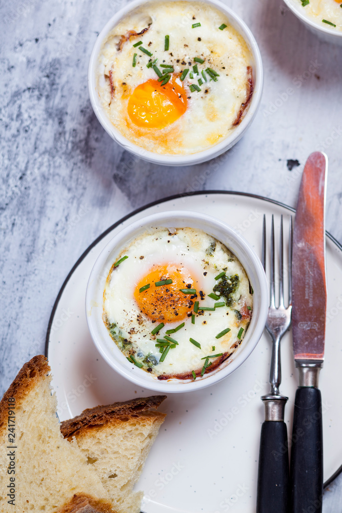 Oeufs en cocotte Individual baked eggs with spinach, feta, bacon, eggs