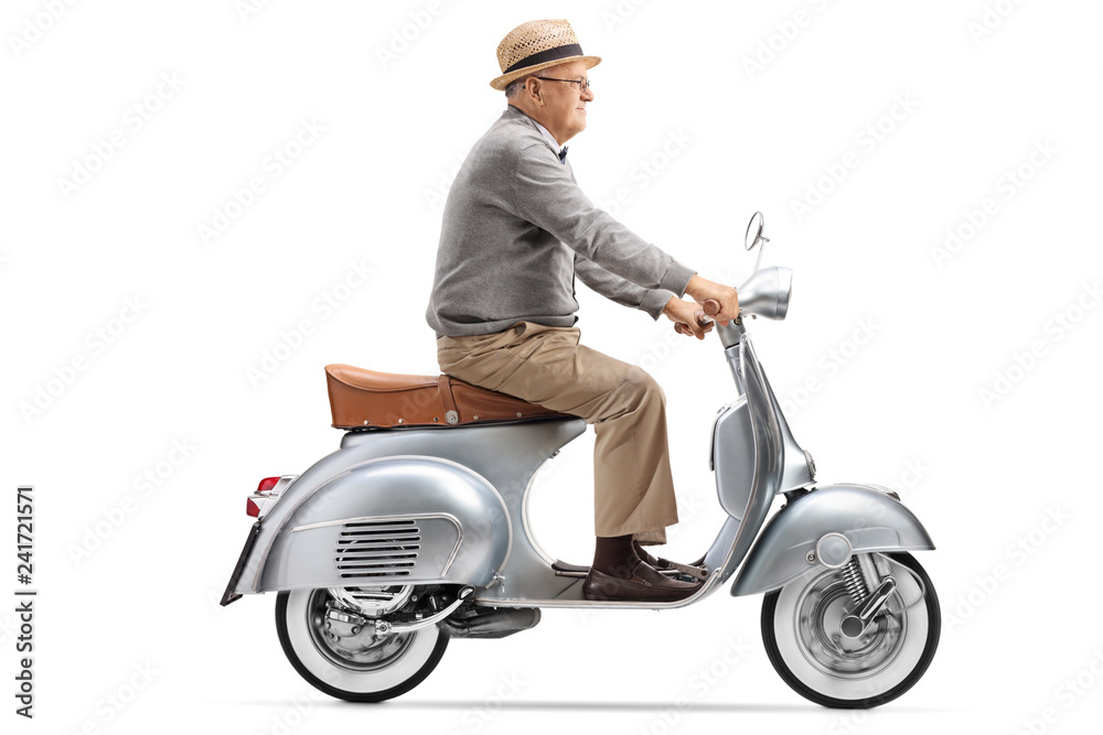 Obraz premium Starszy dżentelmen jedzie na zabytkowym skuterze