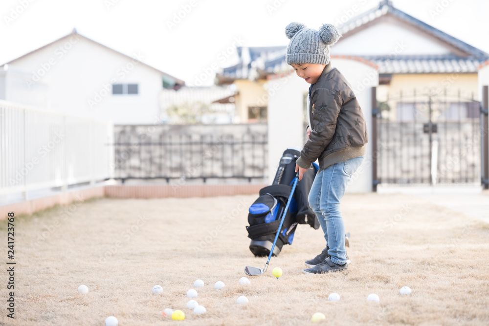 ゴルフをする子供