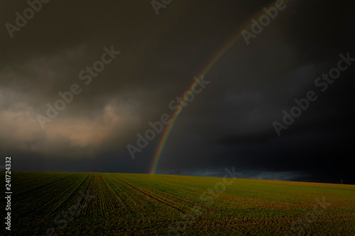 Regenbogen über einem Feld im Winter, Kreis Hassberge, Unterfranken