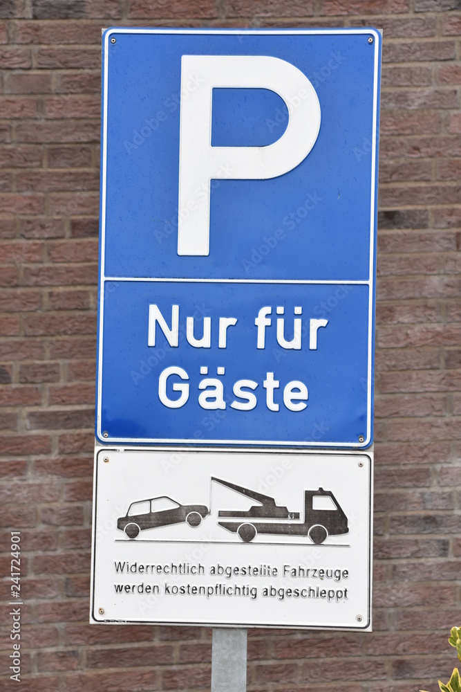 Fototapeta premium Parkplatzschild , nur für Gäste