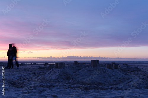 Sandburg am Strand von Langeoog bei Sonnenuntergang