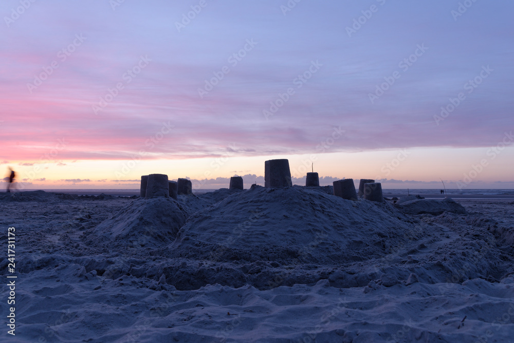 Sandburg am Strand von Langeoog bei Sonnenuntergang