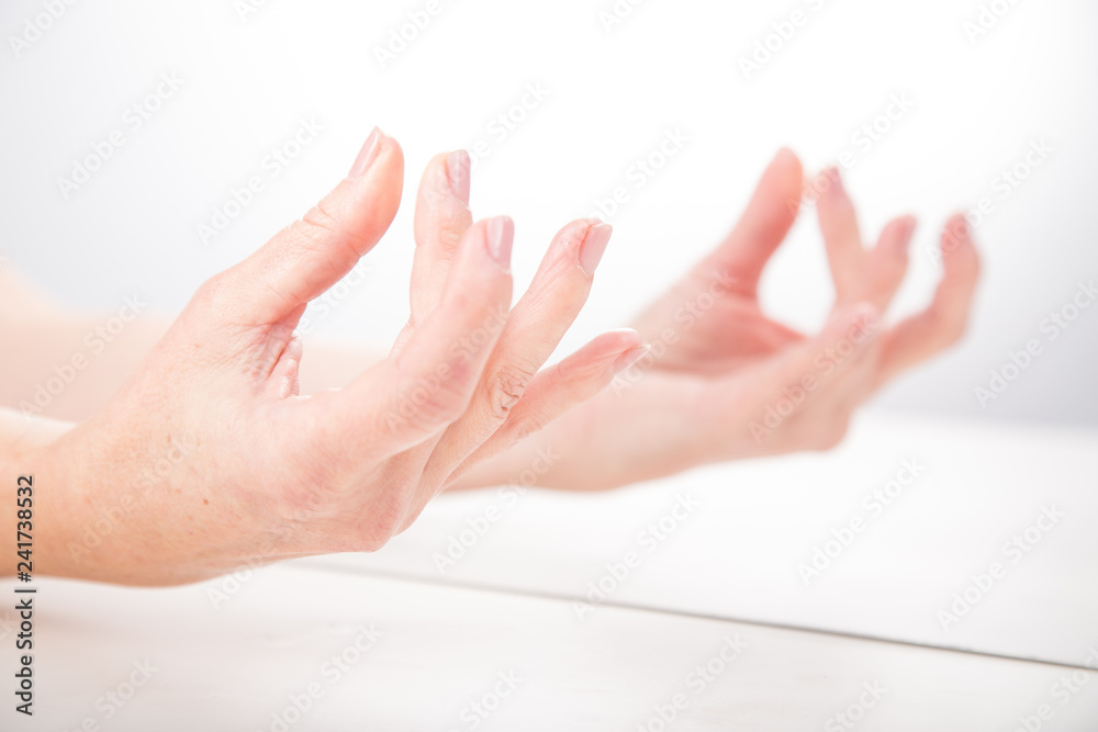 Obraz premium Terapia lustrzana. ćwiczenia na sprawność ruchową dłoni. 