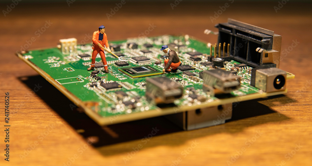 Obraz premium One worker model with digging fork on circuit board